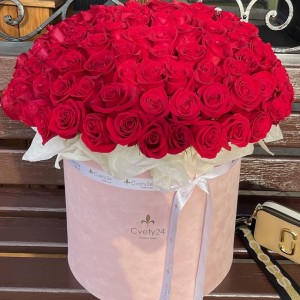 Цветы в коробке цилиндре Композиция в шляпной коробке из красных роз "Помпезная"